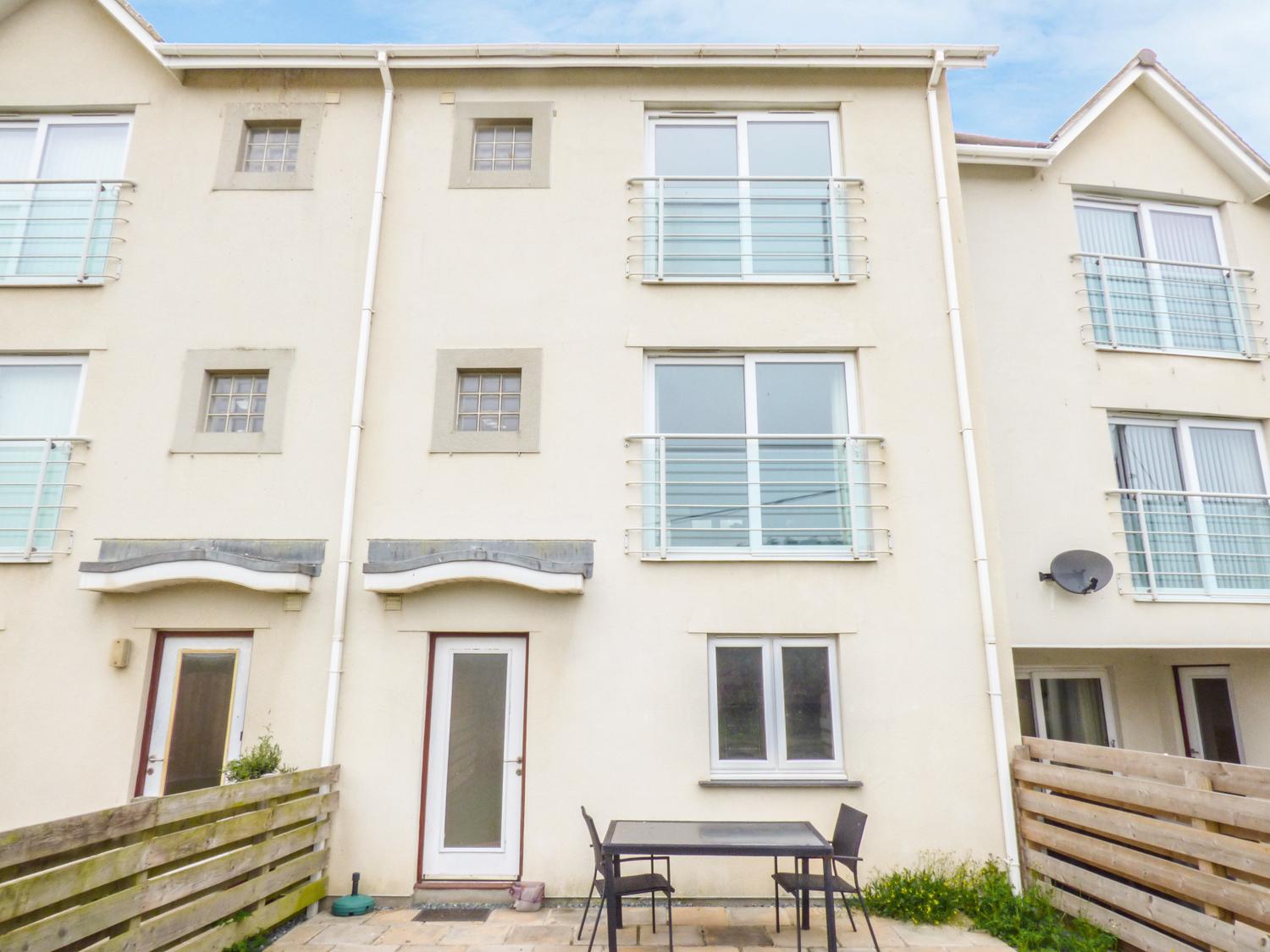 9 Hawkers Court