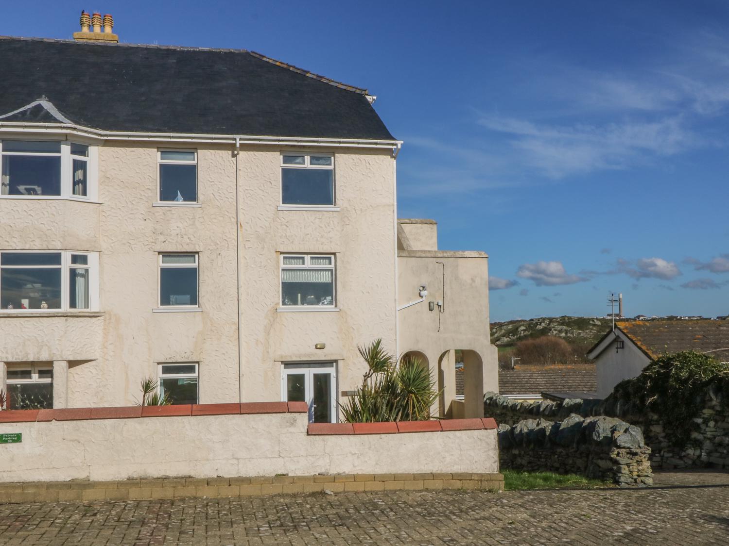 38 Plas Darien, Peredur Suite